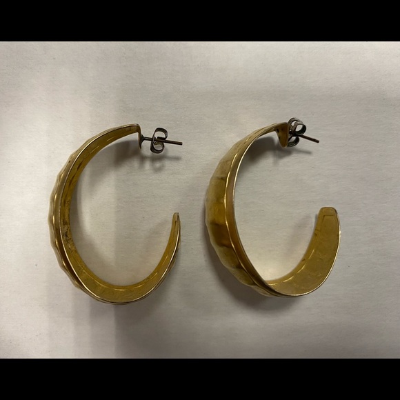 Hoop Earrings color gold. - Picture 2 of 9